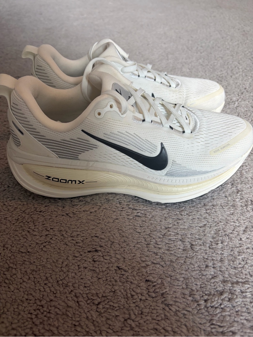 Nike Women’s Vomero 18 in Coconut - Picture 2 of 4